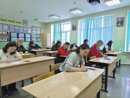В Заинске прошла акция «Сдаем вместе»: родители написали пробный ЕГЭ