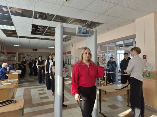 В Заинске прошла акция «Сдаем вместе»: родители написали пробный ЕГЭ