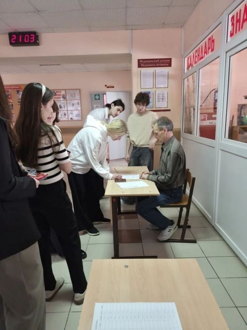 В Заинске прошла акция «Сдаем вместе»: родители написали пробный ЕГЭ