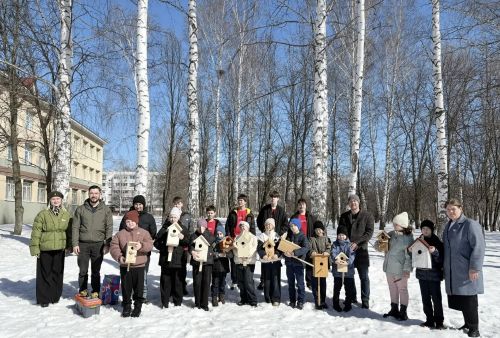 Ученики заинской школы № 6 вместе с родителями смастерили и установили скворечники