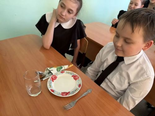Школьникам Заинска рассказали об этикете на уроке хороших манер