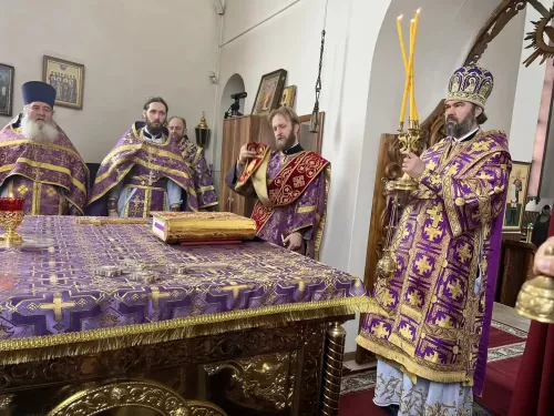 Епископ Мефодий совершил литургию в Свято-Троицком храме Заинска