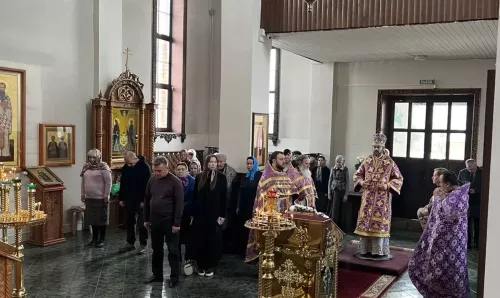 Епископ Мефодий совершил литургию в Свято-Троицком храме Заинска