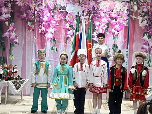 В детском саду «Василек» Заинска прошло семейное путешествие «В слове «МЫ» сто тысяч «Я»»