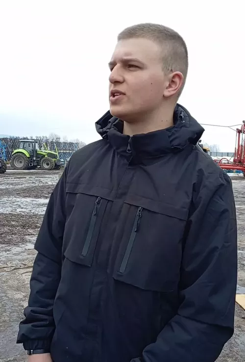 «Счастье — за рулём трактора»: заинские студенты познакомились с современной техникой перед практикой