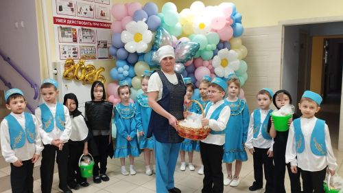 Зәйнең “Алтынчәч” бакчасында балаларны карга боткасы белән сыйладылар