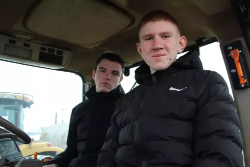 «Счастье — за рулём трактора»: заинские студенты познакомились с современной техникой перед практикой