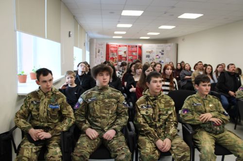 В Заинске открылась выставка  «Против фейков: от карикатур до нейросетей»