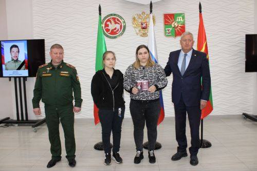 В Заинске вручили государственные награды семьям героев, погибших в ходе специальной военной операции