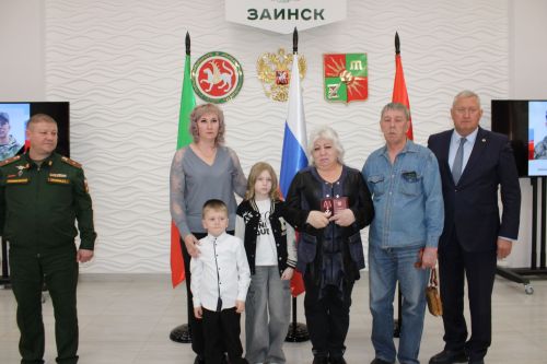 В Заинске вручили государственные награды семьям героев, погибших в ходе специальной военной операции