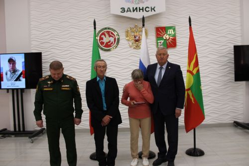 В Заинске вручили государственные награды семьям героев, погибших в ходе специальной военной операции
