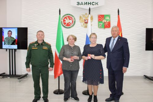 В Заинске вручили государственные награды семьям героев, погибших в ходе специальной военной операции