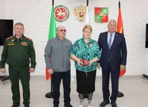 Зәйдә махсус хәрби операциядә һәлак булган геройларның гаиләләренә дәүләт бүләкләре тапшырылды