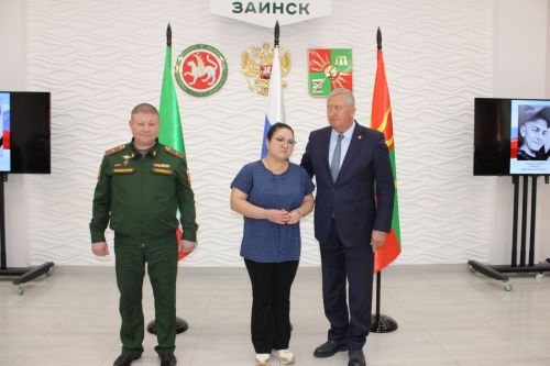Зәйдә махсус хәрби операциядә һәлак булган геройларның гаиләләренә дәүләт бүләкләре тапшырылды