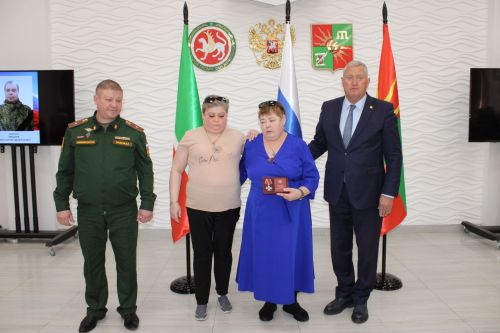 Зәйдә махсус хәрби операциядә һәлак булган геройларның гаиләләренә дәүләт бүләкләре тапшырылды