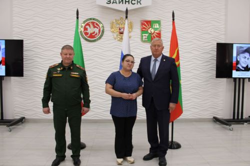 В Заинске вручили государственные награды семьям героев, погибших в ходе специальной военной операции