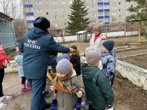 Уроки безопасности в «Колокольчике»: дети тушили условный пожар