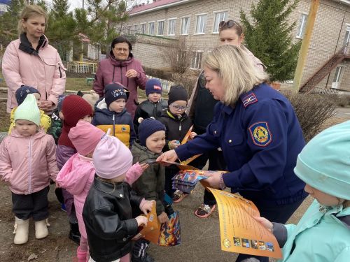 Уроки безопасности в «Колокольчике»: дети тушили условный пожар