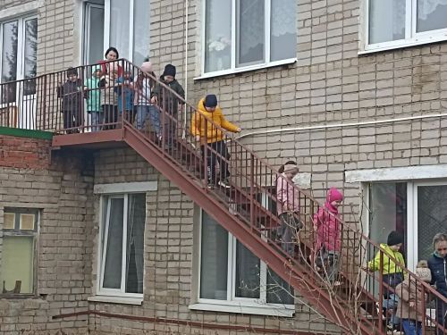 Уроки безопасности в «Колокольчике»: дети тушили условный пожар