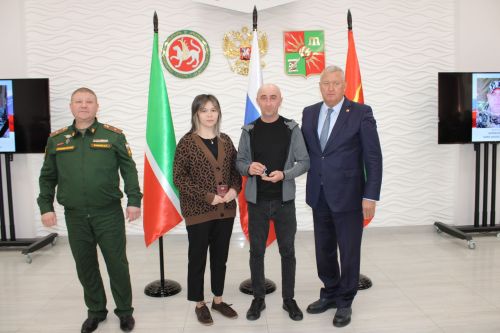 В Заинске вручили государственные награды семьям героев, погибших в ходе специальной военной операции