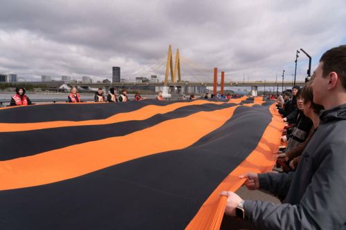 300-метровую Георгиевскую ленту развернули в Казани активисты