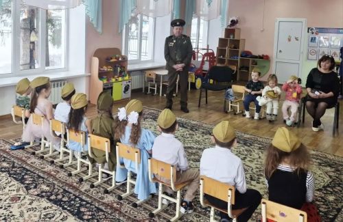 Дошколята из Кадырово попробовали плести масксети и узнали больше о военной службе
