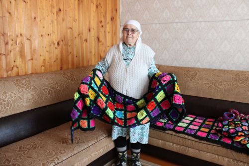 В селе Бура-Кирта 79-летняя мастерица Рафига Садыкова вяжет красоту для семьи и друзей