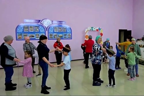 Кадер бакчасында тәрбияләнүче балалар маскировка челтәрләре үрүчеләр янында булды