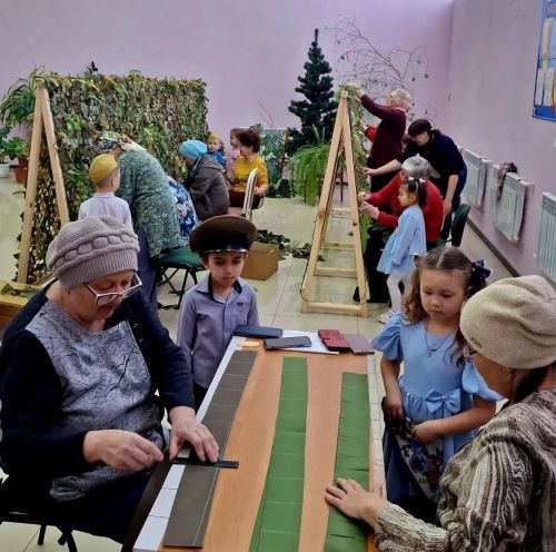 Кадер бакчасында тәрбияләнүче балалар маскировка челтәрләре үрүчеләр янында булды
