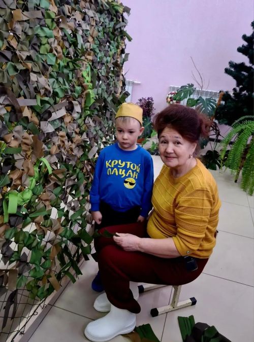 Кадер бакчасында тәрбияләнүче балалар маскировка челтәрләре үрүчеләр янында булды