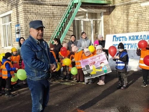Родителям и воспитанникам «Дружной семейки» напомнили о безопасном поведении на дорогах