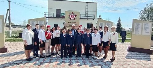 Югары Мәлемдә әтиле-уллы Ватаныбыз  сакчылары авыл халкын Җиңү көне белән котлады