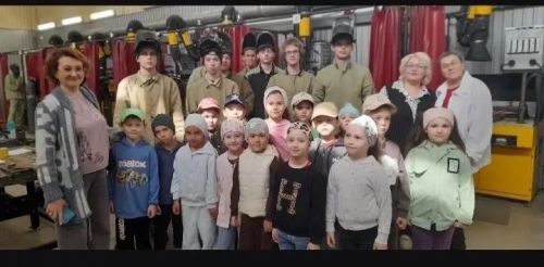 Зәйдә сабыйлар  политехник көллияткә килеп эретеп ябыштыручылар битлекләрен киеп карадылар һәм печеньелардан авыз иттеләр