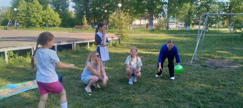 В парке Мирного прошла программа «Дорогою добра» для детей