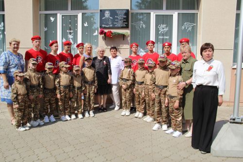 В Заинске открыли Парту Героя России Сергея Чебнева и присвоили 1 «А» классу имя подполковника