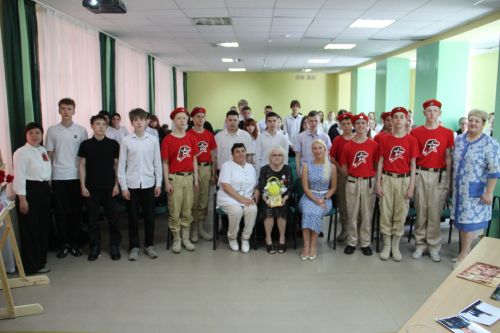 Россия Герое Сергей Чебневның әнисе белән очрашу: “Яшәргә көч бирә торган хәтер»