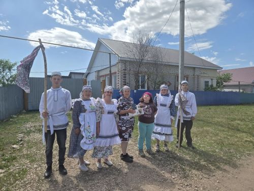 Кадер авылында күңелле итеп, авылны ямьләп, Сабантуйга бүләк җыйдылар