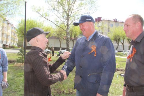 В Заинске на бульваре Победы высадили декоративные яблони к 9 Мая