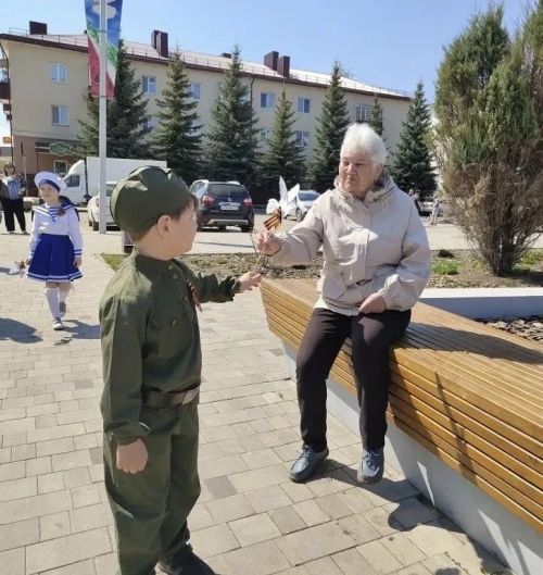 В Заинске прошла патриотическая акция «Георгиевская ленточка» с участием юных инспекторов движения