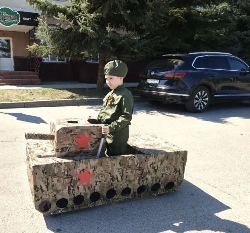 В Заинске прошла патриотическая акция «Георгиевская ленточка» с участием юных инспекторов движения