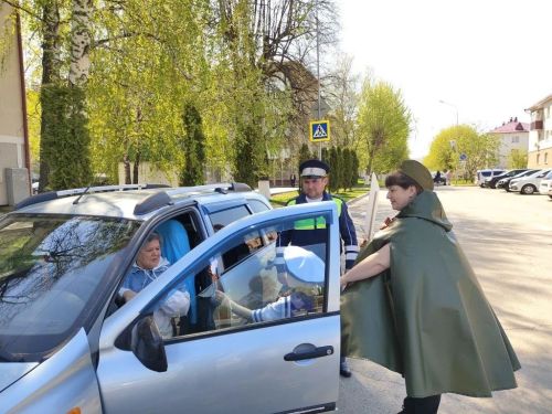 В Заинске прошла патриотическая акция «Георгиевская ленточка» с участием юных инспекторов движения