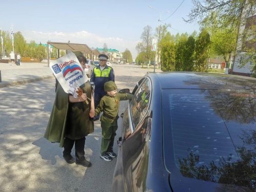 В Заинске прошла патриотическая акция «Георгиевская ленточка» с участием юных инспекторов движения