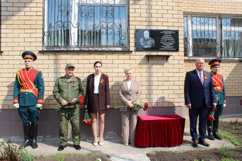 Зәйдә махсус хәрби операциядә батырларча һәлак булган майор Сергей Петрушенко истәлегенә мемориаль такта ачылды
