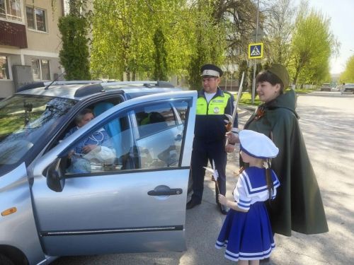 В Заинске прошла патриотическая акция «Георгиевская ленточка» с участием юных инспекторов движения