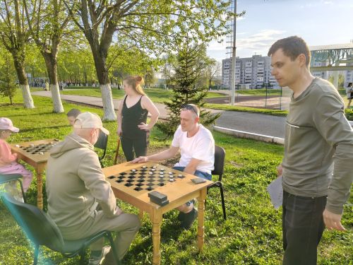 В Заинске прошли соревнования по шашкам, дартсу и нардам среди ветеранов и участников СВО