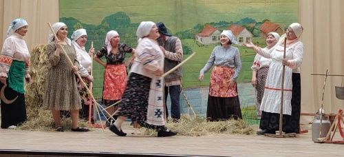 Спектакль «Бабоньки» в ГДК Мирный: женская доля в годы войны на сцене