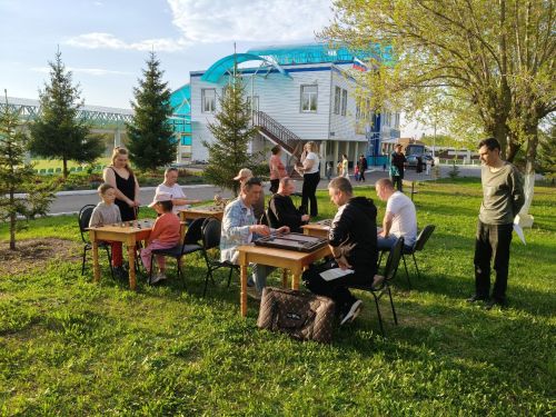 В Заинске прошли соревнования по шашкам, дартсу и нардам среди ветеранов и участников СВО
