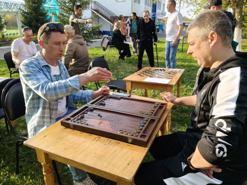 В Заинске прошли соревнования по шашкам, дартсу и нардам среди ветеранов и участников СВО