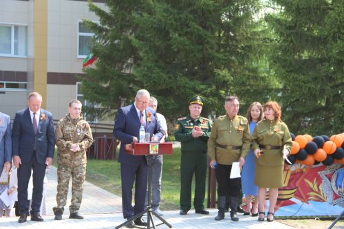 Зәйнең Мирный бистәсендә Ватанны саклаучыларга һәйкәл ачылудан фоторепортаж