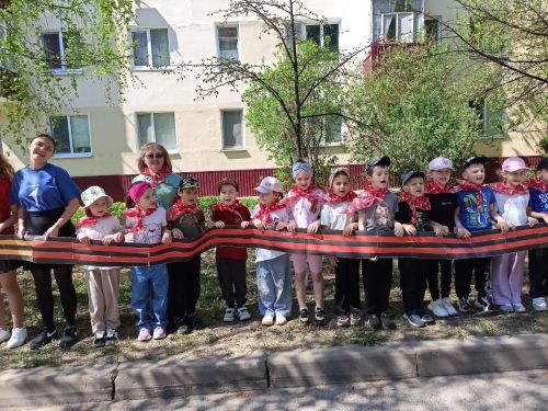 Заинские дошколята развернули на улице города 16-метровую георгиевскую ленту, сделанную своими руками